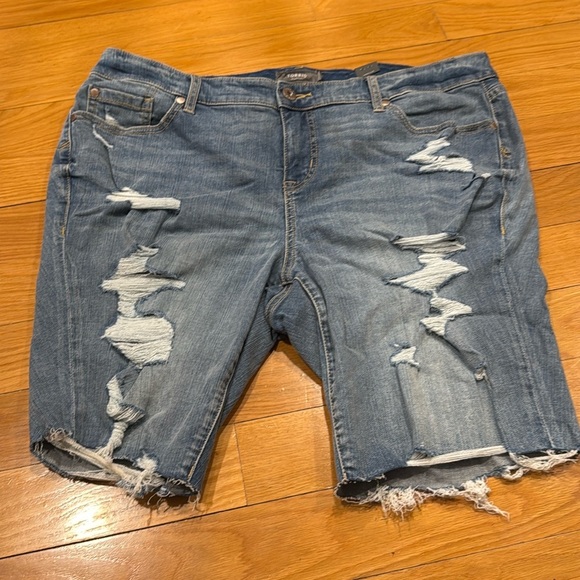 NWT Torrid mid rise distressed Bermuda Jean shorts size 18 . - Picture 1 of 9